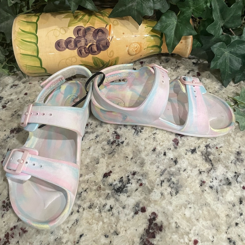 🎀 CAT & JACK “EVA” foam tye die sandals
Girls SZ 11 in great condition Pink blue